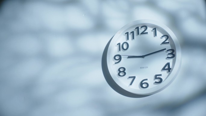 时间意境设计师时钟加班表钟表走动指针光影
