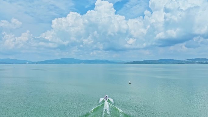 行驶在湖面上的快艇