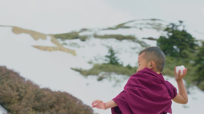 小活佛雪地扔雪球