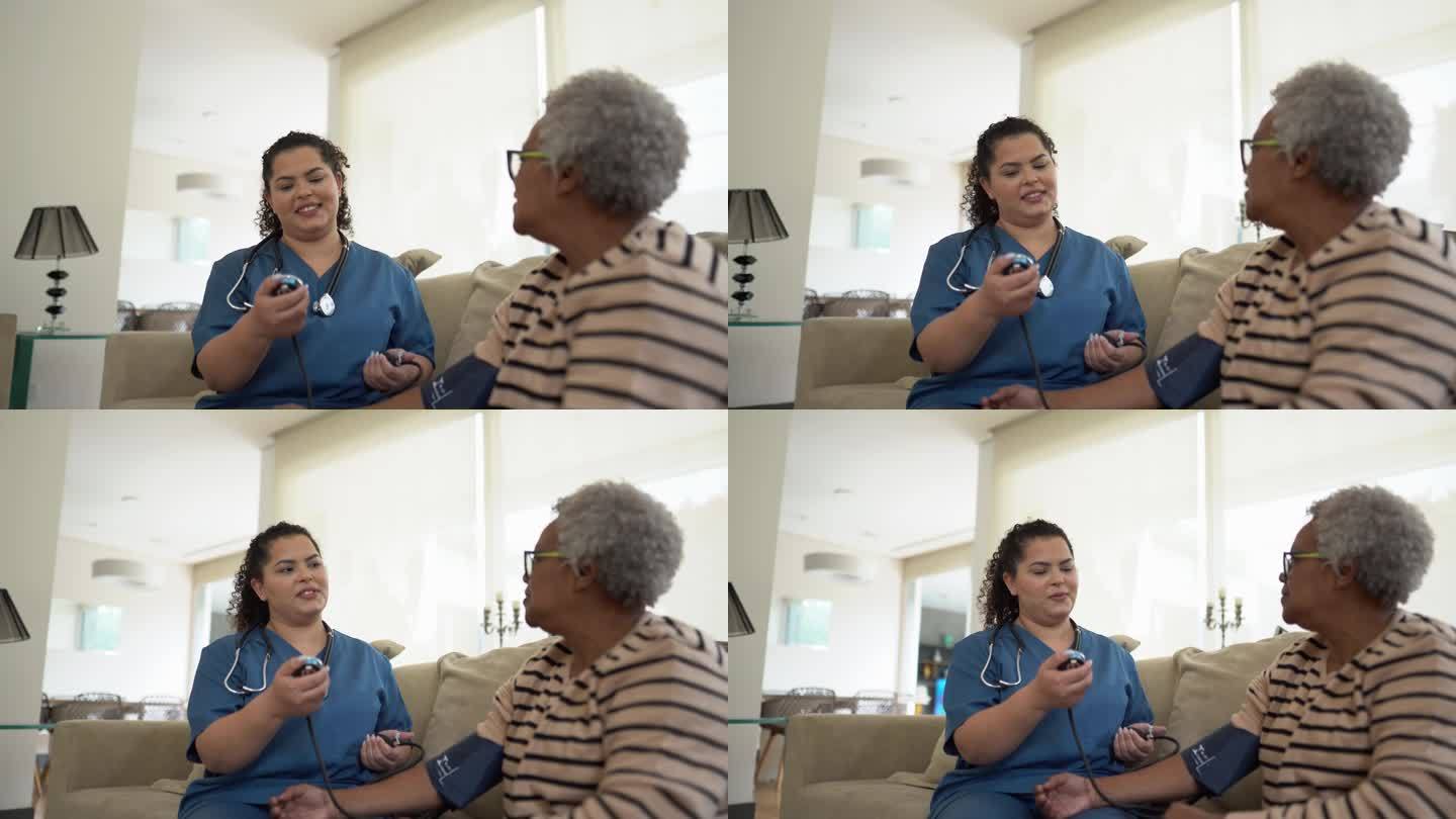 护士在家为一名老年患者测量血压