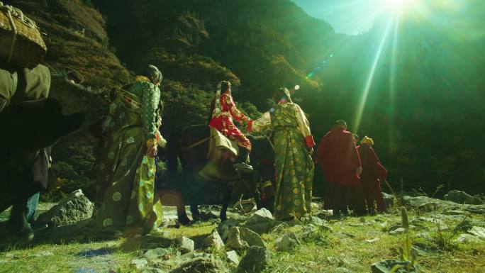 藏族大喇嘛带众人行走