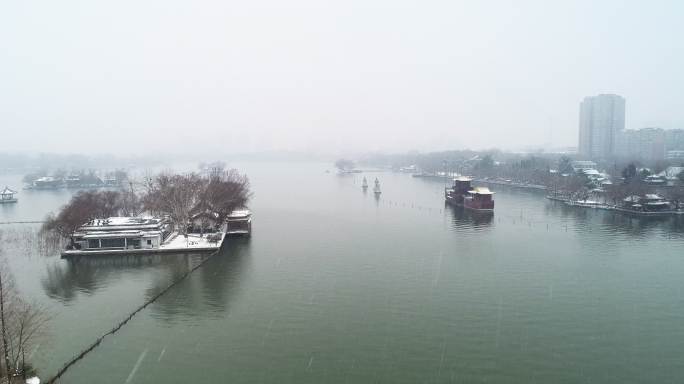 航拍山东济南冬季雪后大明湖