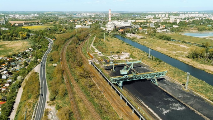 波兰什切青一家发电厂的煤炭填埋场
