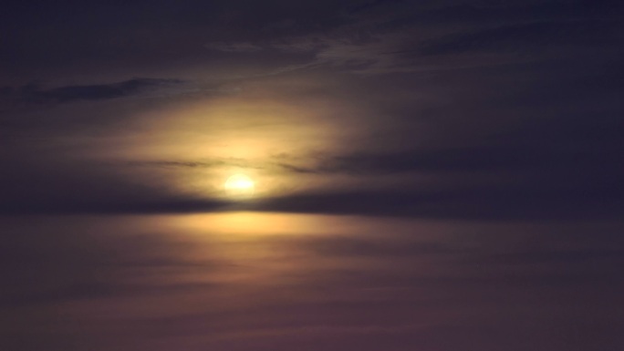 月球日程表月亮穿过云层升起遮云蔽日