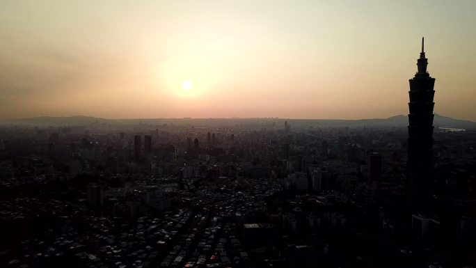 鸟瞰台湾台北城市景观著名塔楼的日落