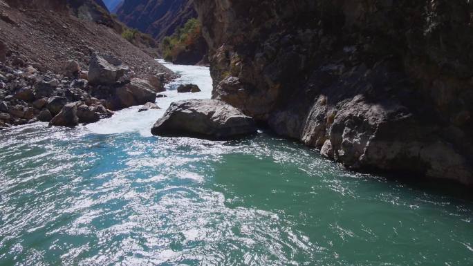 航拍山谷河水流水