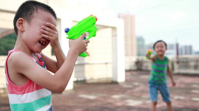 玩喷枪的孩子童真孩童时期儿时回忆