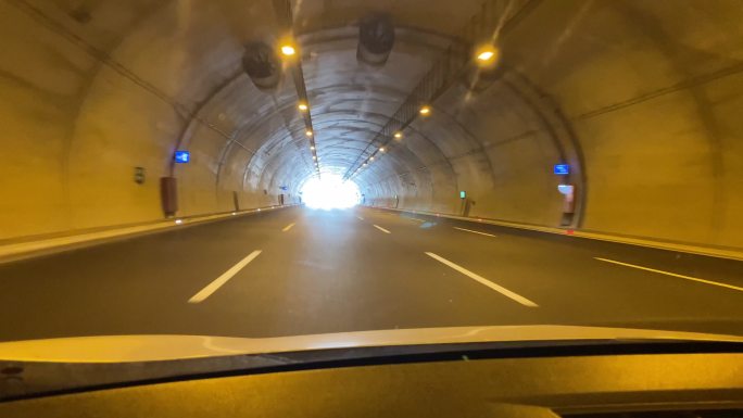 公路隧道尽头的灯光
