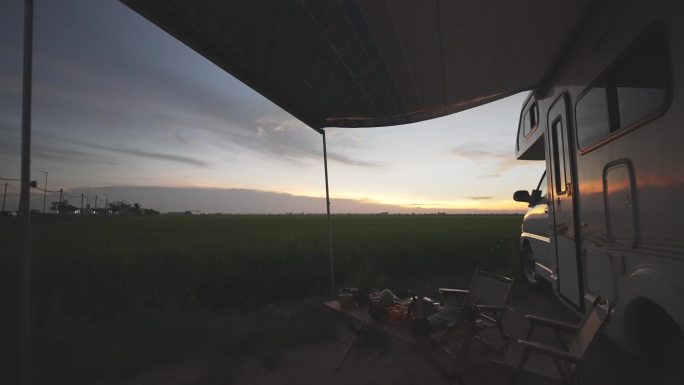日落时在稻田里的房车露营公园