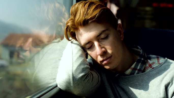 睡在火车上的人睡在火车上的人帅哥