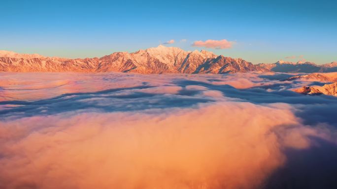 牛背山日照金山震撼云海