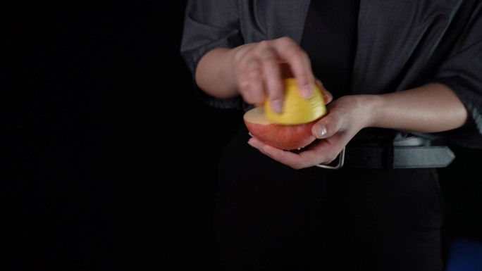 在苹果上涂抹柠檬的苹果氧化实验