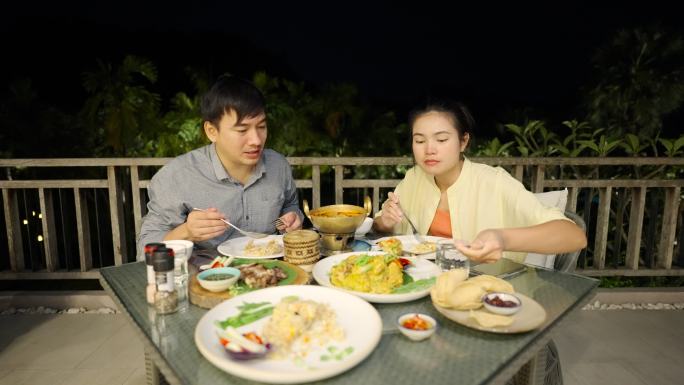 泰国男人和女人吃泰国菜晚餐