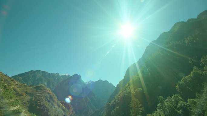 阳光照耀群山