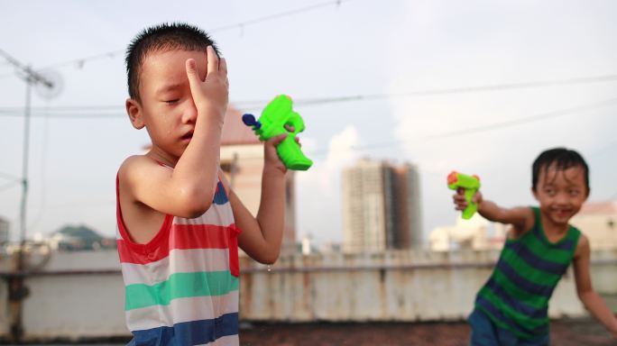 玩喷枪的孩子外国小孩喷水枪调皮小孩