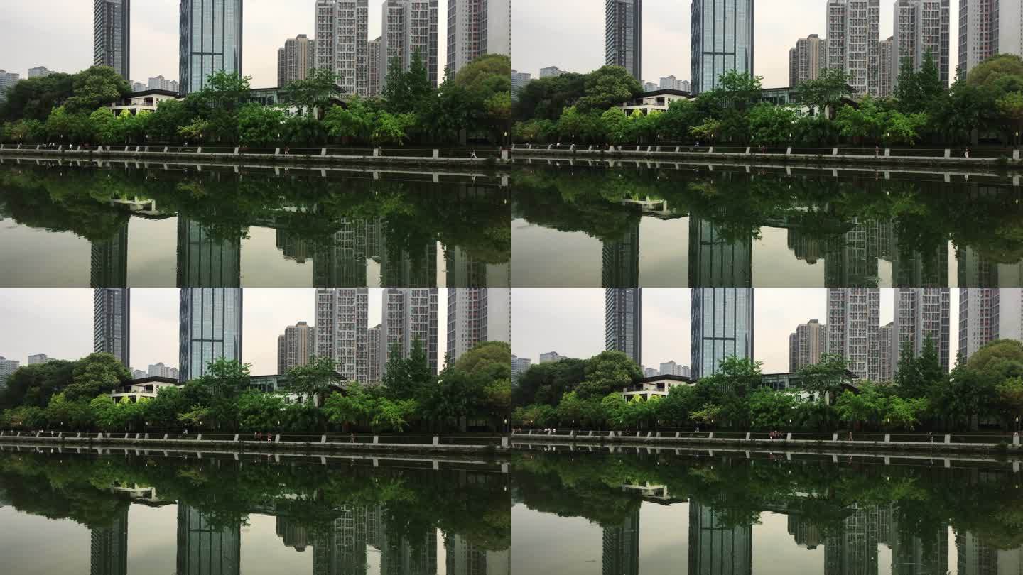 成都锦江边风景房屋倒映水中市民沿河散步