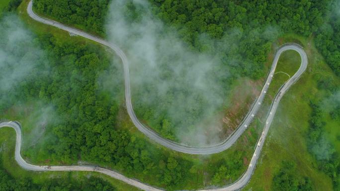 四川九顶山蜿蜒盘山路高角度航拍云雾缭绕