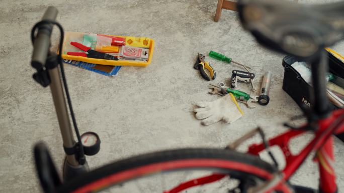 车库里有带工具箱的自行车。