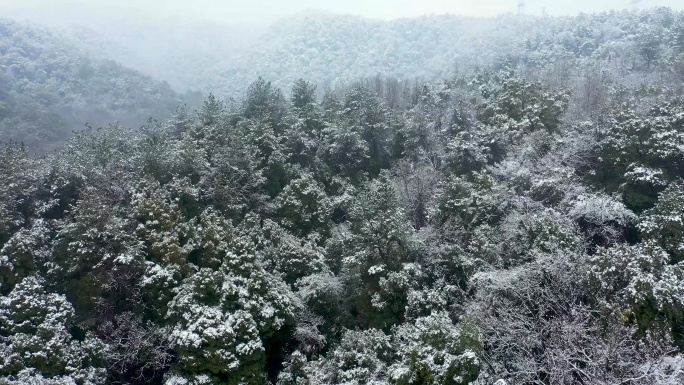 山间积雪云雾缭绕