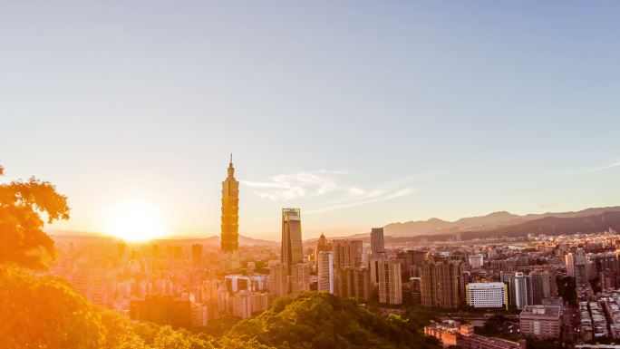 日落和台北101背后城市景观的日落视频