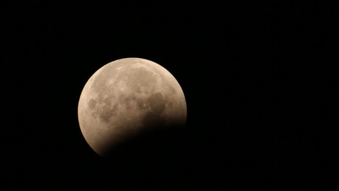 月食夜拍摄的看清楚环形山的月亮月食大月球