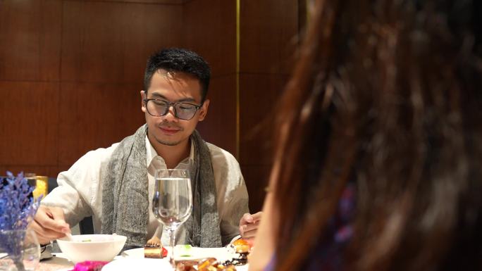 亚洲情侣在餐厅约会