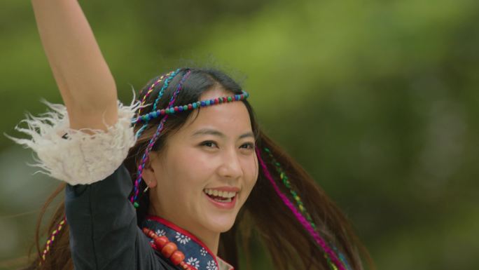 藏族女子跳舞