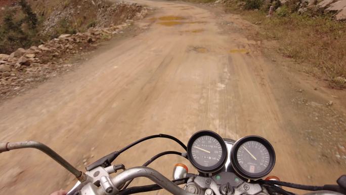 山区 泥路 摩托车