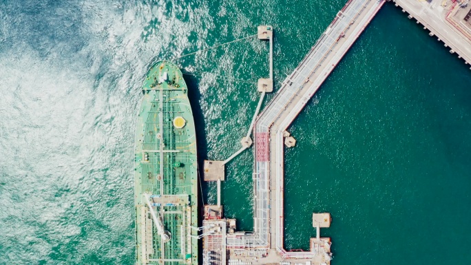 青衣工业港卸散装货物时油轮的鸟瞰图