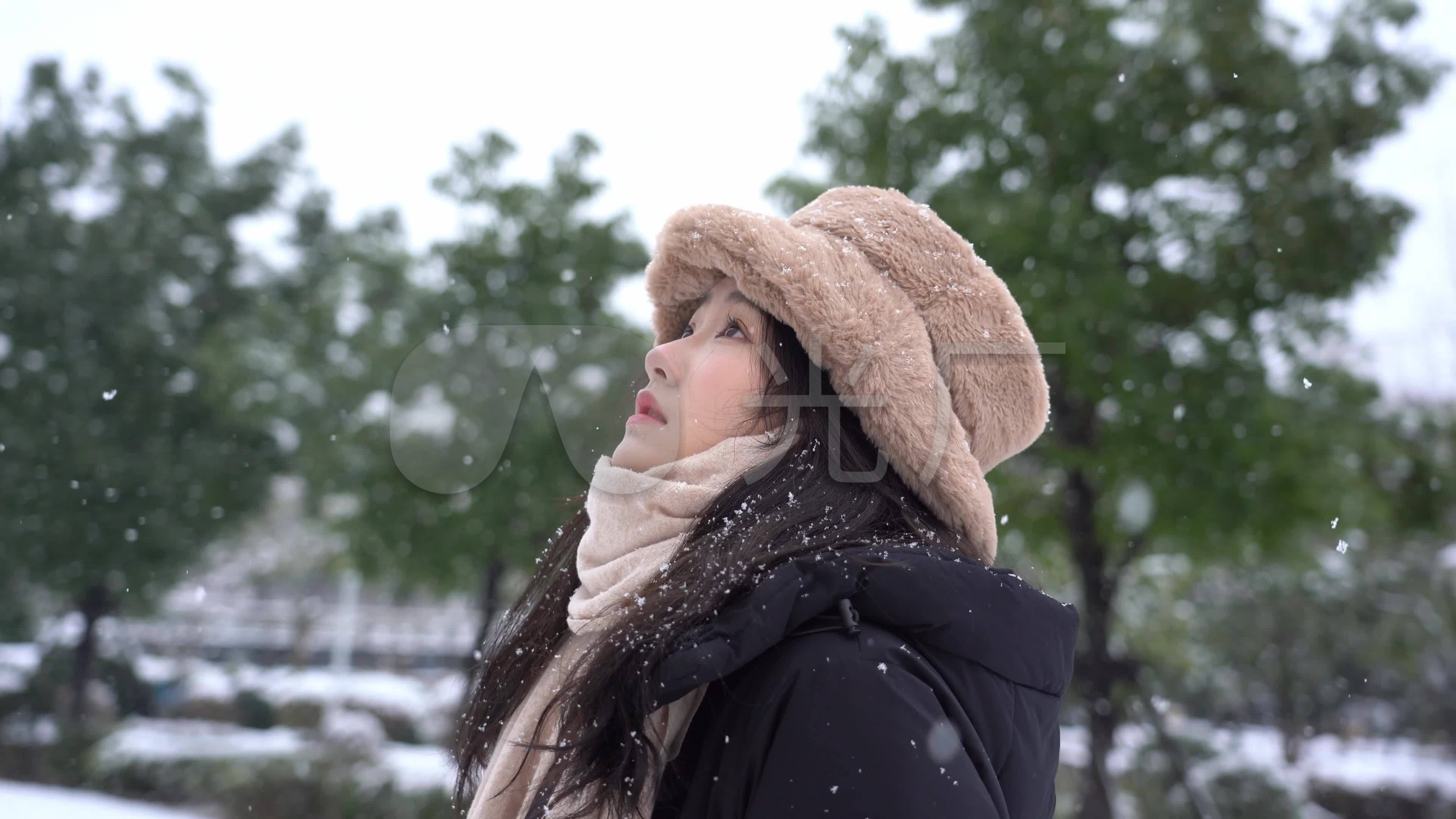 唯美治愈冬天大雪下雪雪景里的情侣插画图片-千库网