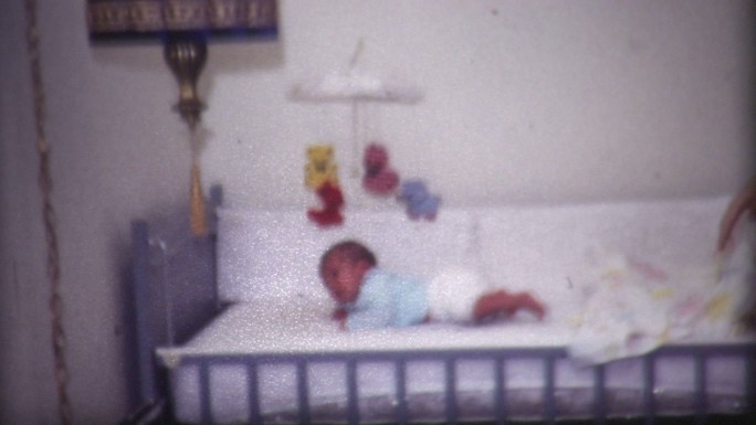 婴儿床上的婴儿1960年代