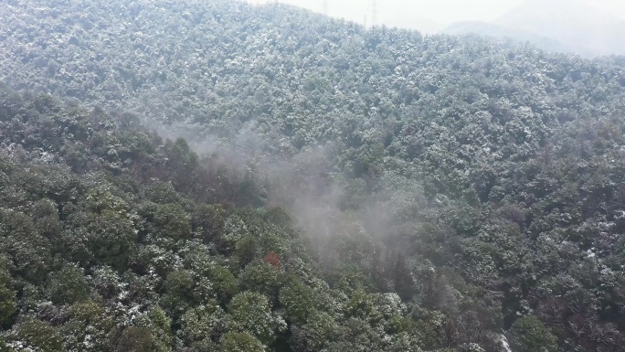 山间积雪云雾缭绕航拍