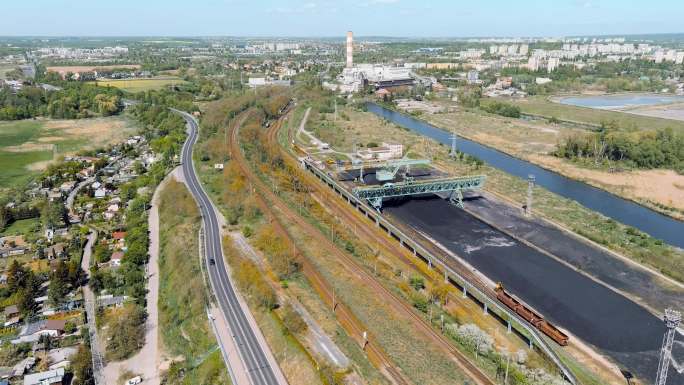 波兰什切青奥德拉河上一家发电厂的储煤场