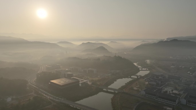 航拍浙江绍兴诸暨枫桥经验学院早晨晨雾水墨