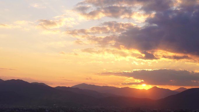 山上日落延时天空夕阳傍晚阳光云朵丁达尔光