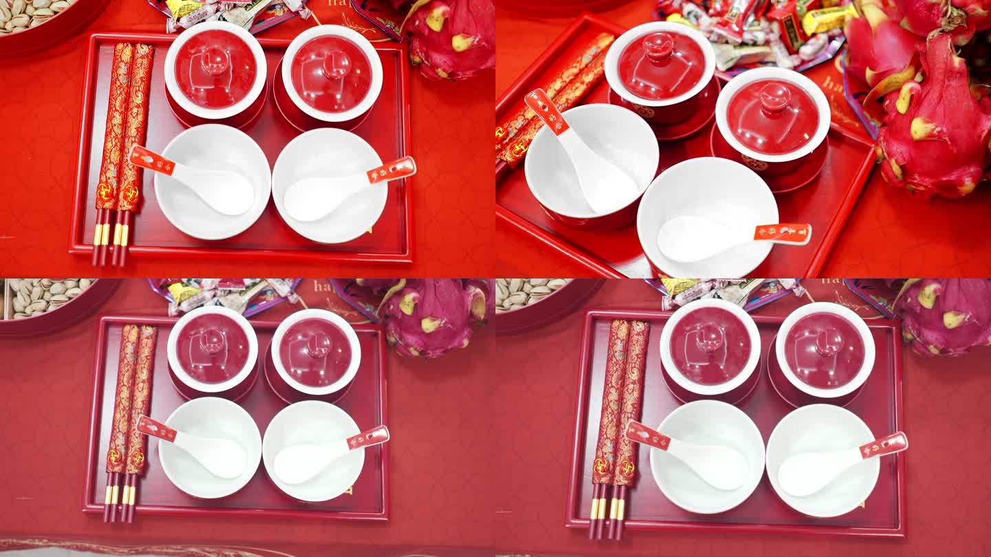 红色托盘里的茶碗和筷子碗筷