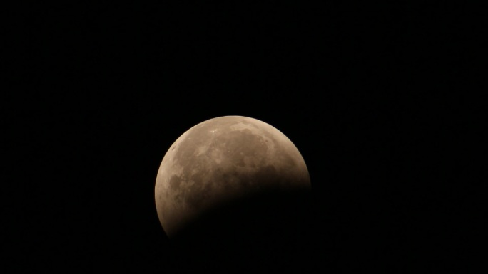 月食夜拍摄的能看清楚环形山的月亮月食月球