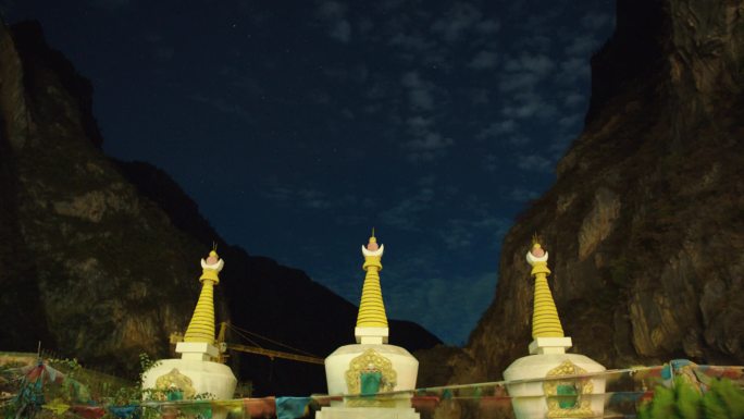 夜晚藏式白塔佛塔塔林延时拍摄