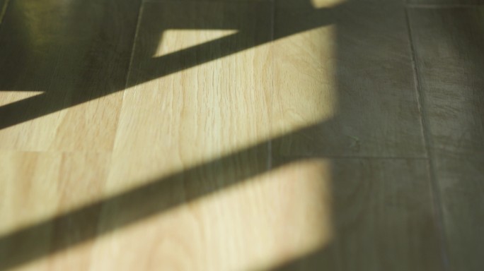 木地板上的阳光影子