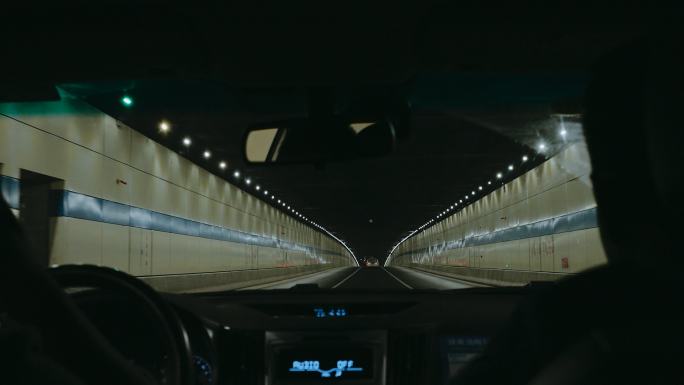 汽车过隧道