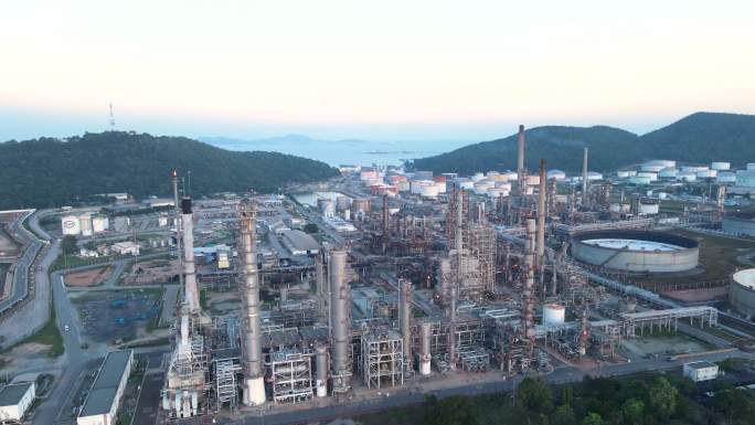 日出炼油厂鸟瞰图4k航拍素材重工业生产规