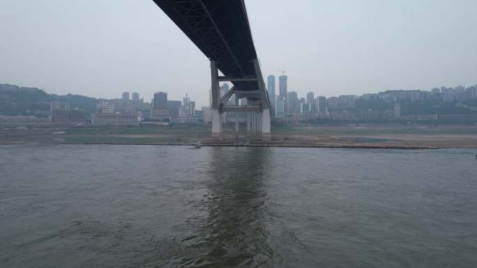 重庆桥梁下的河床航拍