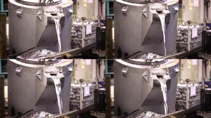 铝熔化，操作员努力将熔融金属从钢包中取出至保温炉压铸机