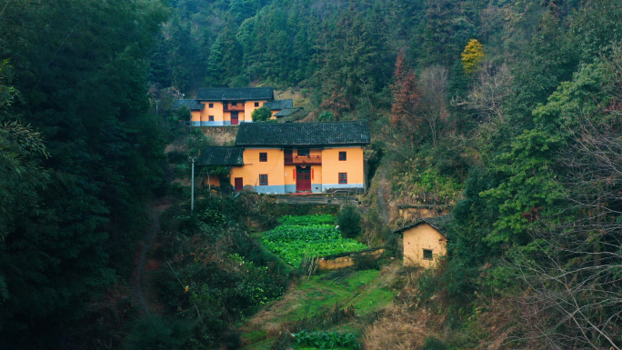 航拍大山里的客家风情