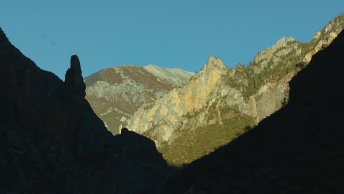 高原高山上的观音石像延时拍摄