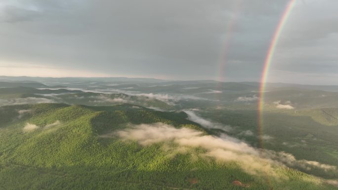 航拍高山云海彩虹