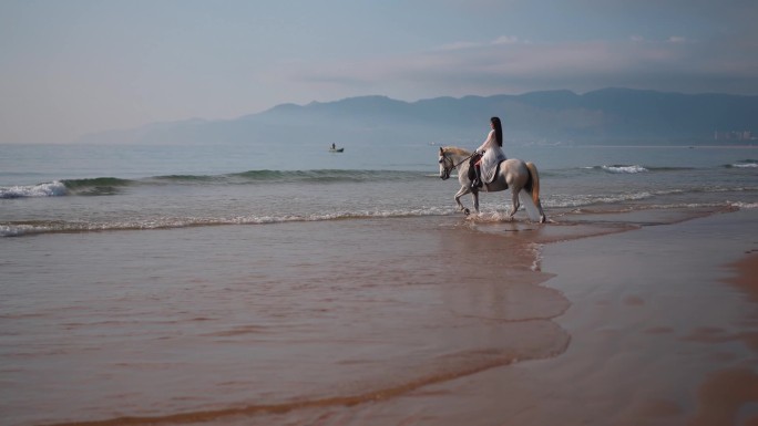 海边骑马唯美夕阳下骑马