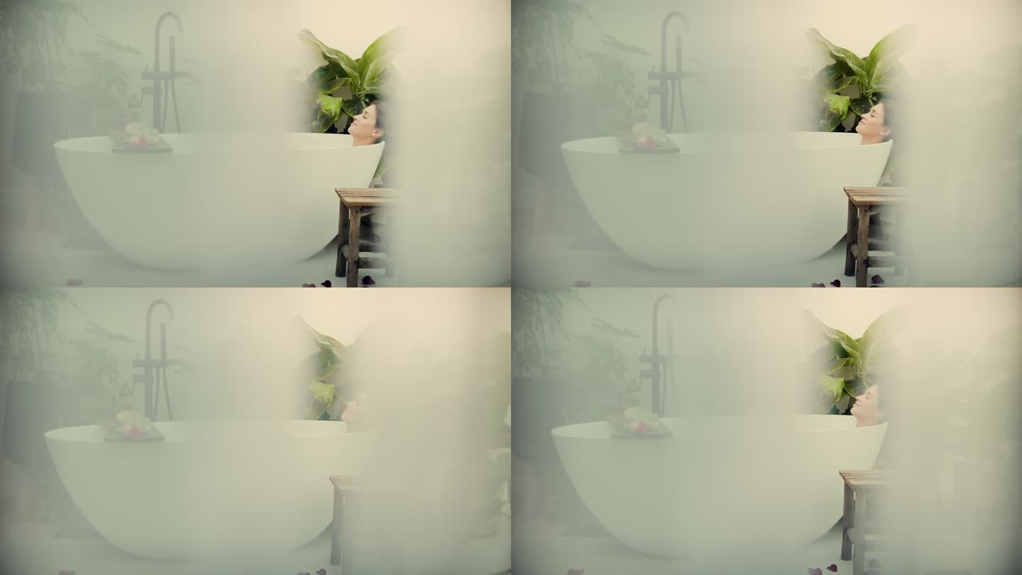 年轻女子在浴室里郁郁葱葱的绿色花园里泡泡泡浴