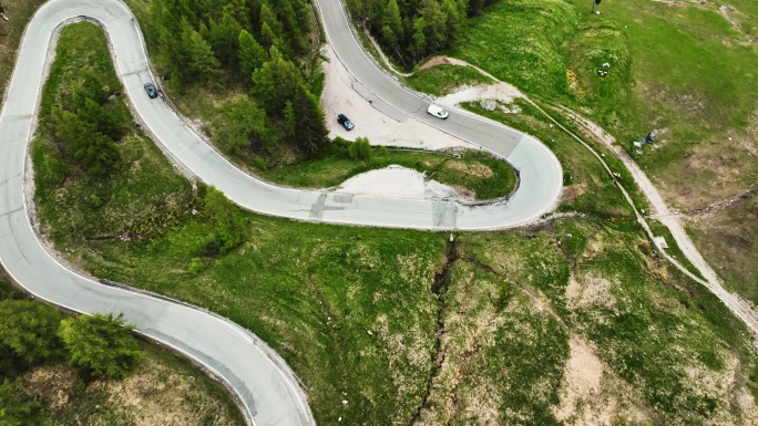 意大利白云石蜿蜒道路鸟瞰图