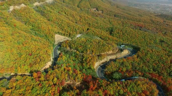 俯拍多彩秋季山路 旅游路线